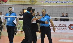 مگر میشود چاقو را به سالن والیبال برد؟