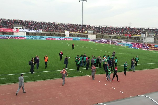 هجوم افراد متفرقه برای گرفتن عکس به سمت برانکو +عکس هجوم افراد متفرقه برای گرفتن عکس به سمت برانکو +عکس