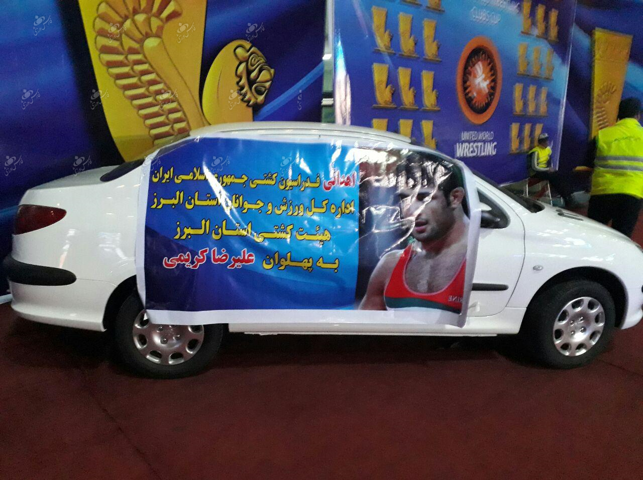 اهدای یک خودرو از سوی اداره کل ورزش و جوانان البرز به کریمی+عکس اهدای یک خودرو از سوی اداره کل ورزش و جوانان البرز به کریمی+عکس