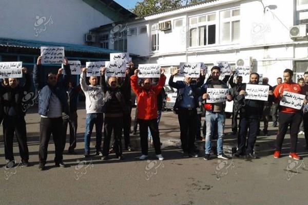 تجمع هواداران سپیدرود مقابل هیئت فوتبال گیلان+تصاویر تجمع هواداران سپیدرود مقابل هیئت فوتبال گیلان+تصاویر