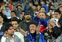 حمله هواداران استقلال به باشگاه به خاطر مجری تلویزیون