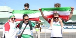 کری هواداران ایران و عراق مقابل ورزشگاه آل مکتوم توزیع پرچم و پیراهن ایران مقابل ورزشگاه + تصاویر