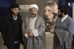 سلفی مهران رجبی در لباس روحانیت کنارِ بازیگر زن آلمانی