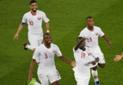 حاشیه دیدار ژاپن - قطر| قطری‌ها جام قهرمانی را بالای سر بردند  قدردانی عنابی‌ها از عمان