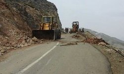 ریزش کوه در محور پلدختر - خرم‌آباد/ عوامل راهداری مشغول بازگشایی هستند