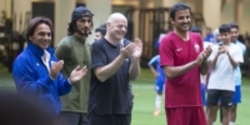 رئیس فیفا به همراه امیر قطر در دوحه پا به توپ شد+تصاویر