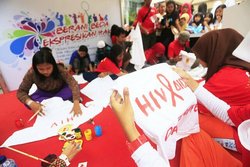 اخراج ۱۴ دانش‌آموز اچ‌آی‌وی مثبت از مدرسه‌ای در اندونزی