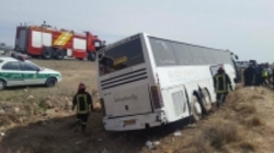 واژگونی مرگبار اتوبوس در اتوبان قم/ خواب‌آلودگی راننده علت حادثه