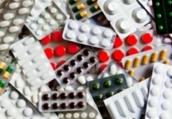 نوبخت: دولت با اختصاص یارانه به تولیدکنندگان از افزایش قیمت دارو پرهیز کند