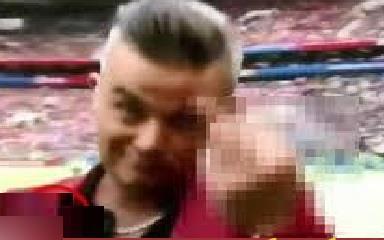 حرکت غیراخلاقی خواننده مراسم افتتاحیه جام جهانی + عکس حرکت غیراخلاقی خواننده مراسم افتتاحیه جام جهانی + عکس