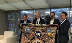 اهدای فرش  ویژه ایرانی به رئیس فدراسیون جهانی فوتبال توسط مهدوی کیا+ عکس