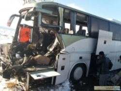تصادف اتوبوس و کامیون ۲۰ مصدوم به جا گذاشت