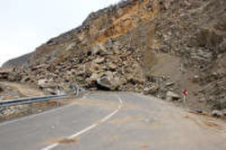 ریزش کوه در حوالی 3 روستا بر اثر زلزله در سنخواست