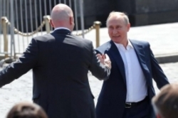 عکس  پا به توپ شدن پوتین و اینفانتینو با کت‌وشلوار