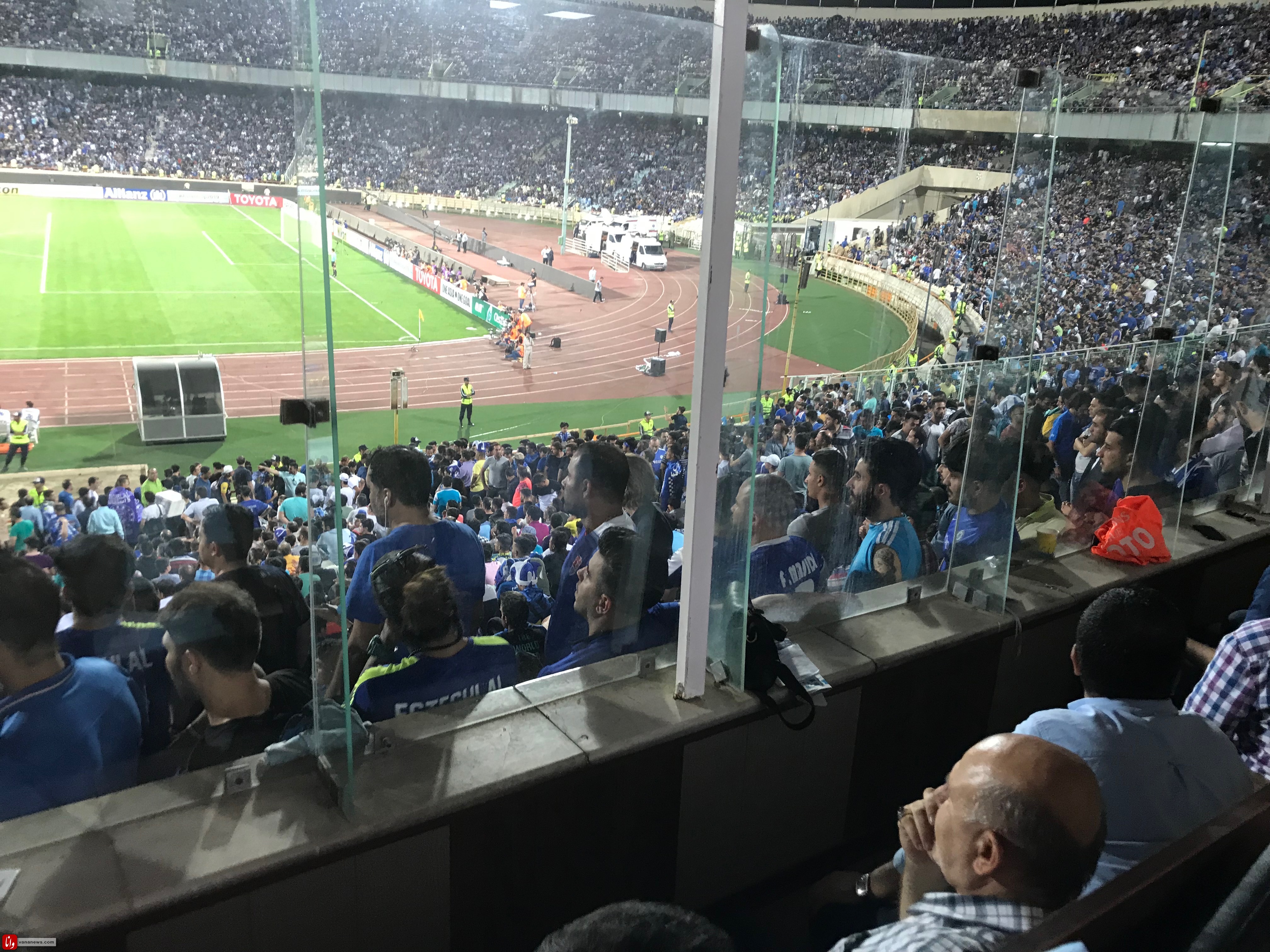 هجوم هواداران استقلال برای خروج از ورزشگاه هجوم هواداران استقلال برای خروج از ورزشگاه