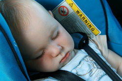 خطرات صندلی جلوی خودرو برای کودکان