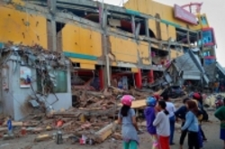 تلفات زلزله اندونزی به ۱۲۳۴ تن رسید  بیرون کشیدن اجساد ۳۴ دانش‌آموز از ساختمان کلیسا