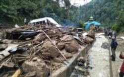 ۲۱ کشته بر اثر وقوع سیلاب و رانش زمین در اندونزی
