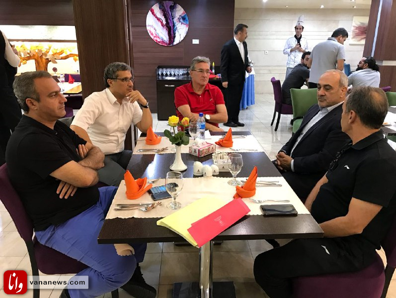 حضور گرشاسبی در اردوی سرخپوشان پیش از مصاف دربی +عکس حضور گرشاسبی در اردوی سرخپوشان پیش از مصاف دربی +عکس