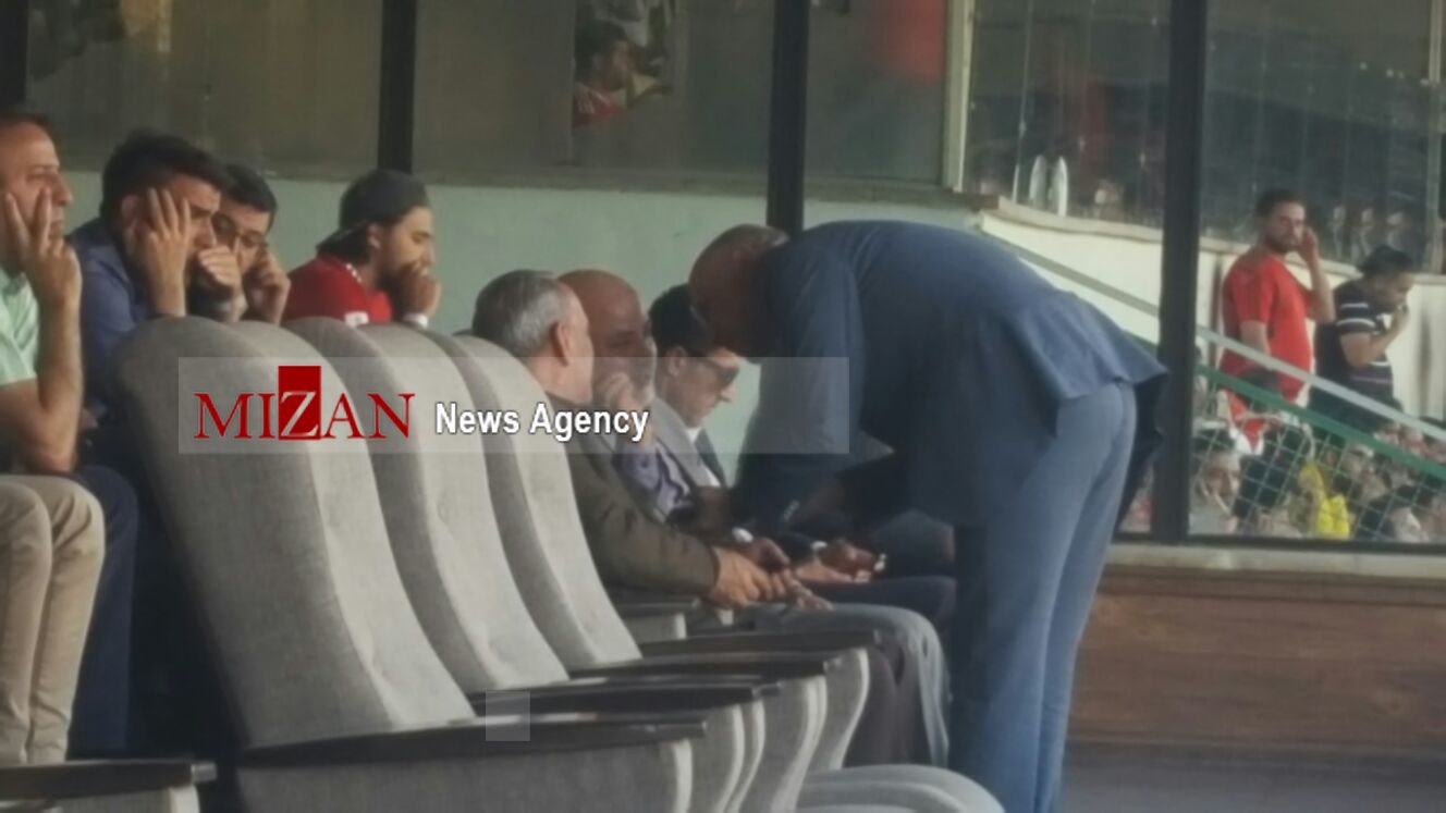 دیدار گرشاسبی و فتحی در جایگاه ویژه/ پسر برانکو هم خود را به ورزشگاه رساند + تصاویر