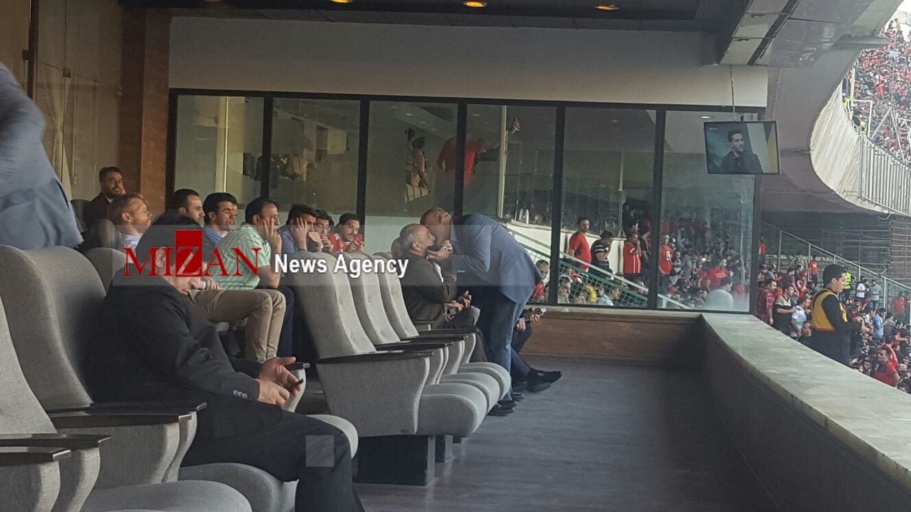 دیدار گرشاسبی و فتحی در جایگاه ویژه/ پسر برانکو هم خود را به ورزشگاه رساند + تصاویر