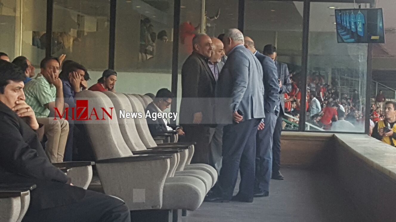 دیدار گرشاسبی و فتحی در جایگاه ویژه/ پسر برانکو هم خود را به ورزشگاه رساند + تصاویر