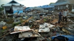 آماده‌سازی گورهای جمعی برای دفن قربانیان زلزله و سونامی اندونزی