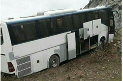 ‌مصدوم شدن 3 نفر در برخورد اتوبوس با کوه در آزادراه «قزوین – رشت»