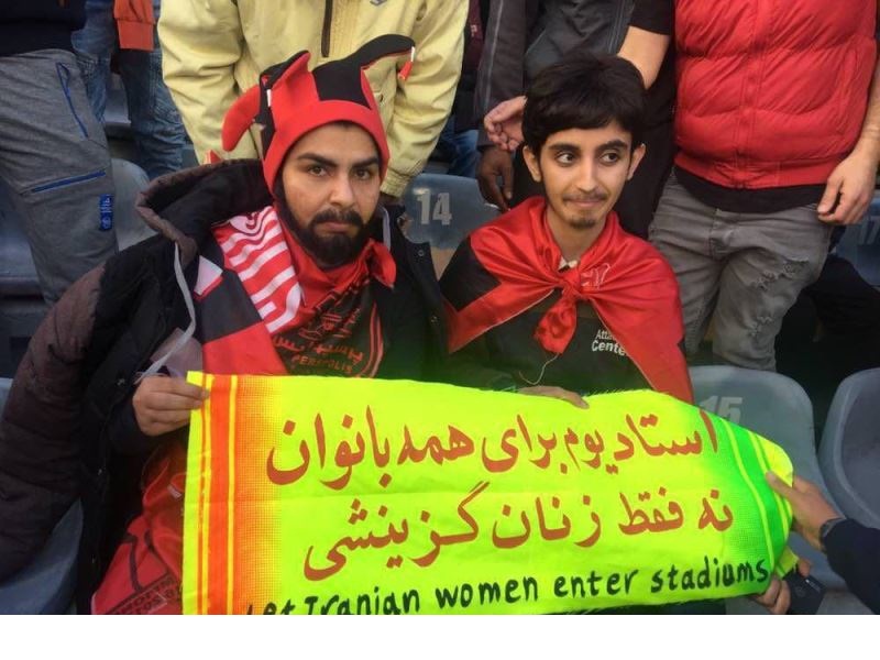 عکس/ دو دختری که فینال آسیا را با قیافه پسرانه دیدند