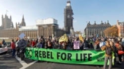 هزاران معترض محیط‌ زیستی، پل‌های اصلی لندن را بستند