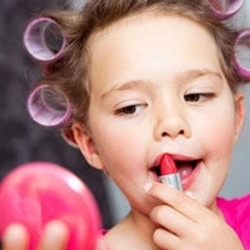 رواج مصرف لوازم آرایشی در مهدهای کودک و جشن‌ تولد کودکان!