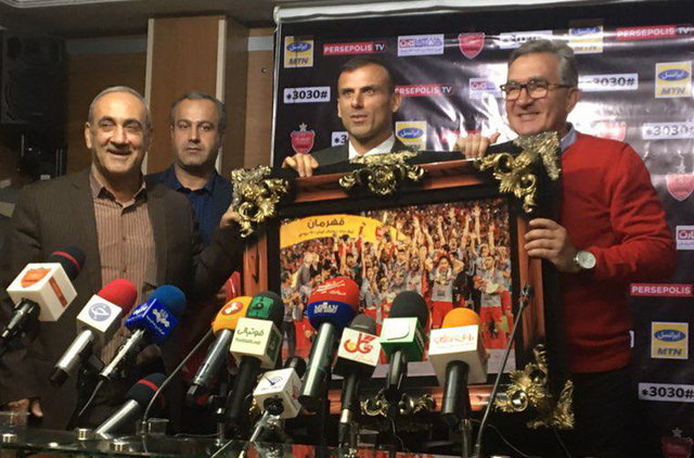 هدایای برانکو، گرشاسبی و اعضای تیم فوتبال پرسپولیس به سیدجلال حسینی+عکس هدایای برانکو، گرشاسبی و اعضای تیم فوتبال پرسپولیس به سیدجلال حسینی+عکس