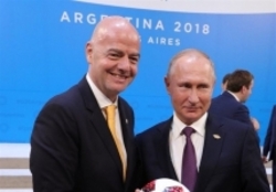 حضور اینفانتینو در اجلاس گروه ۲۰ با اهدای توپ‌های جام جهانی ۲۰۱۸ روسیه