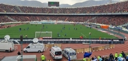 تصویری زیبا از برافراشته شدن پرچم استقلال و پرسپولیس در ورزشگاه آزادی