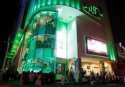 فروش یک روز «متری شیش و نیم» و «رحمان ۱۴۰۰» در سینما آزادی برای سیل‌زدگان