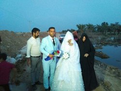 زوج خوزستانی مراسم ازدواج‌شان را روی سیل برگزار کردند+عکس