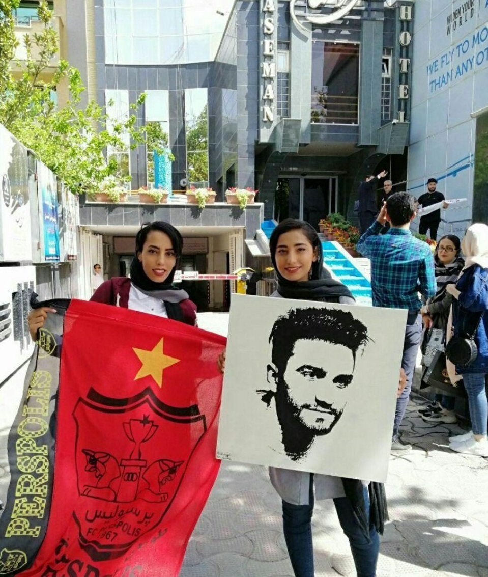 هدیه خاص هواداران پرسپولیس برای سیامک+عکس هدیه خاص هواداران پرسپولیس برای سیامک+عکس