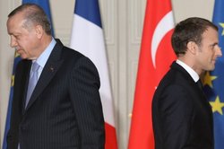 ترکیه به دیدار مکرون با کردهای سوریه واکنش نشان داد
