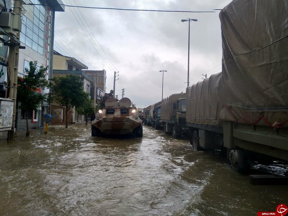 نیروی زمینی ارتش با نفربرهای BTR به یاری سیل‌زدگان آمد