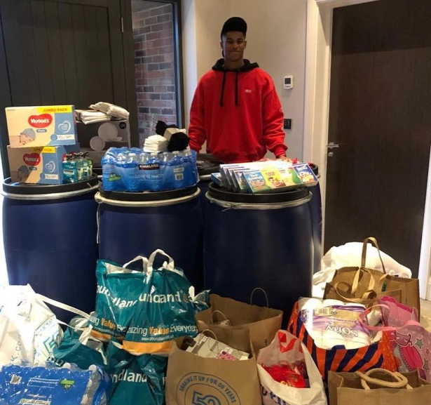 هدایای ستاره دنیای فوتبال برای بی خانمان ها+عکس هدایای ستاره دنیای فوتبال برای بی خانمان ها+عکس