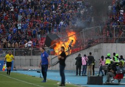هواداران فوتبال شیلی ورزشگاه ملی کشورشان را به آتش کشیدند