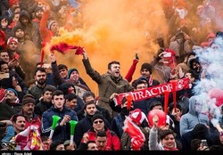 باران سنگ در ورزشگاه آزادی/ هواداران تبریزی به خبرنگاران هم رحم نکردند