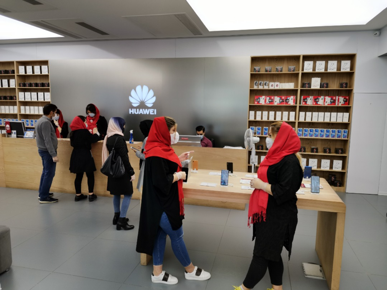 انجام تمهیدات ویژه بهداشتی در فروشگاههای منتخب هوآوی برای مقابله با ویروس کرونا انجام تمهیدات ویژه بهداشتی در فروشگاههای منتخب هوآوی برای مقابله با ویروس کرونا