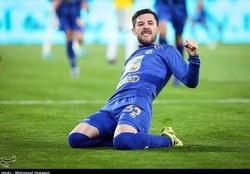 بازیکن حرفهای هستم و به قراردادم با استقلال احترام میگذارم