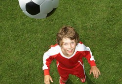 ممنوعیت ضربات سر برای فوتبالیست‌های زیر ۱۲ سال در بریتانیا