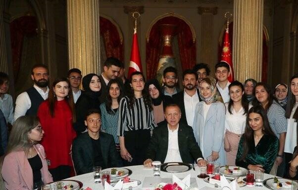 اوزیل در مراسم افطاری اردوغان +تصاویر اوزیل در مراسم افطاری اردوغان +تصاویر