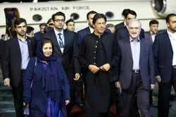ادای احترام نخست وزیر پاکستان به مقام شامخ امام خمینی(ره)+عکس