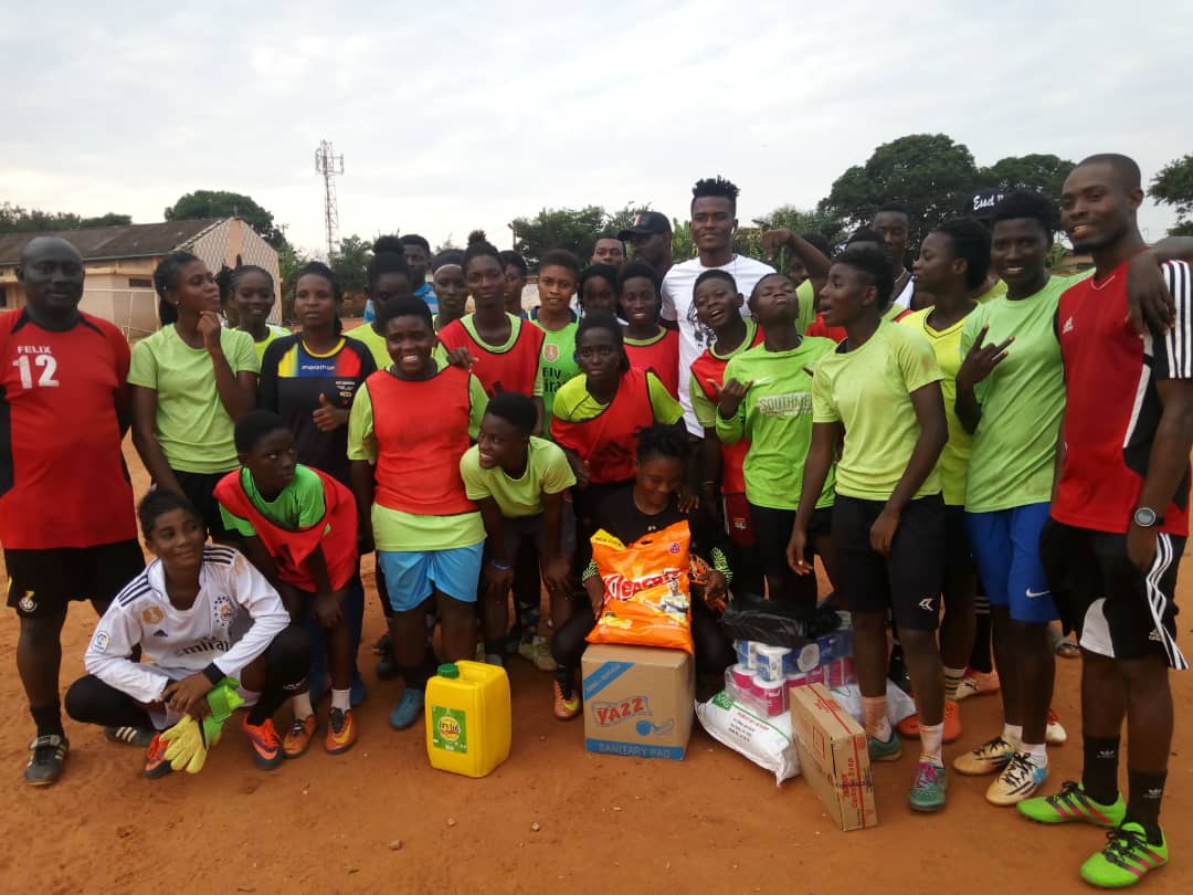 کمک مدافع تیم سایپا به یک تیم بانوان در غنا کمک مدافع تیم سایپا به یک تیم بانوان در غنا