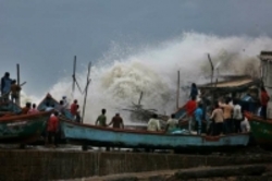 تخلیه ۳۰۰ هزار نفر از سواحل هند به دلیل طوفان  وایو 