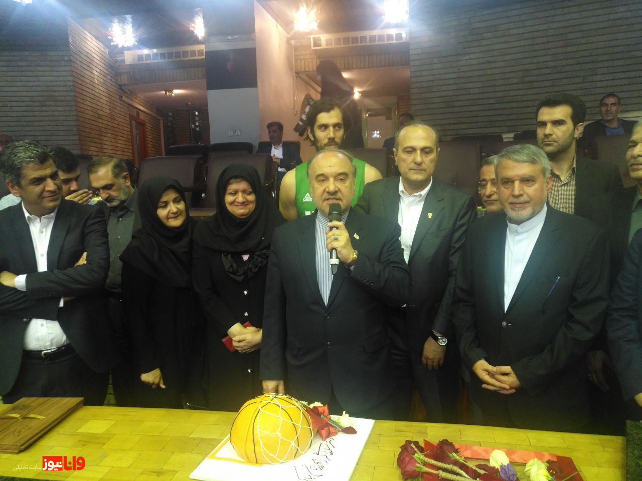 بسکتبالی ها برای وزیر ورزش جشن تولد گرفتند+عکس بسکتبالی ها برای وزیر ورزش جشن تولد گرفتند+عکس